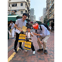 親子賣旗籌款